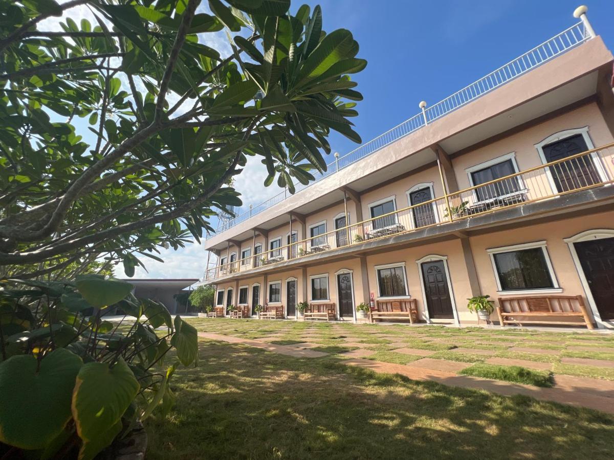 La Plumerias Moalboal Exterior photo