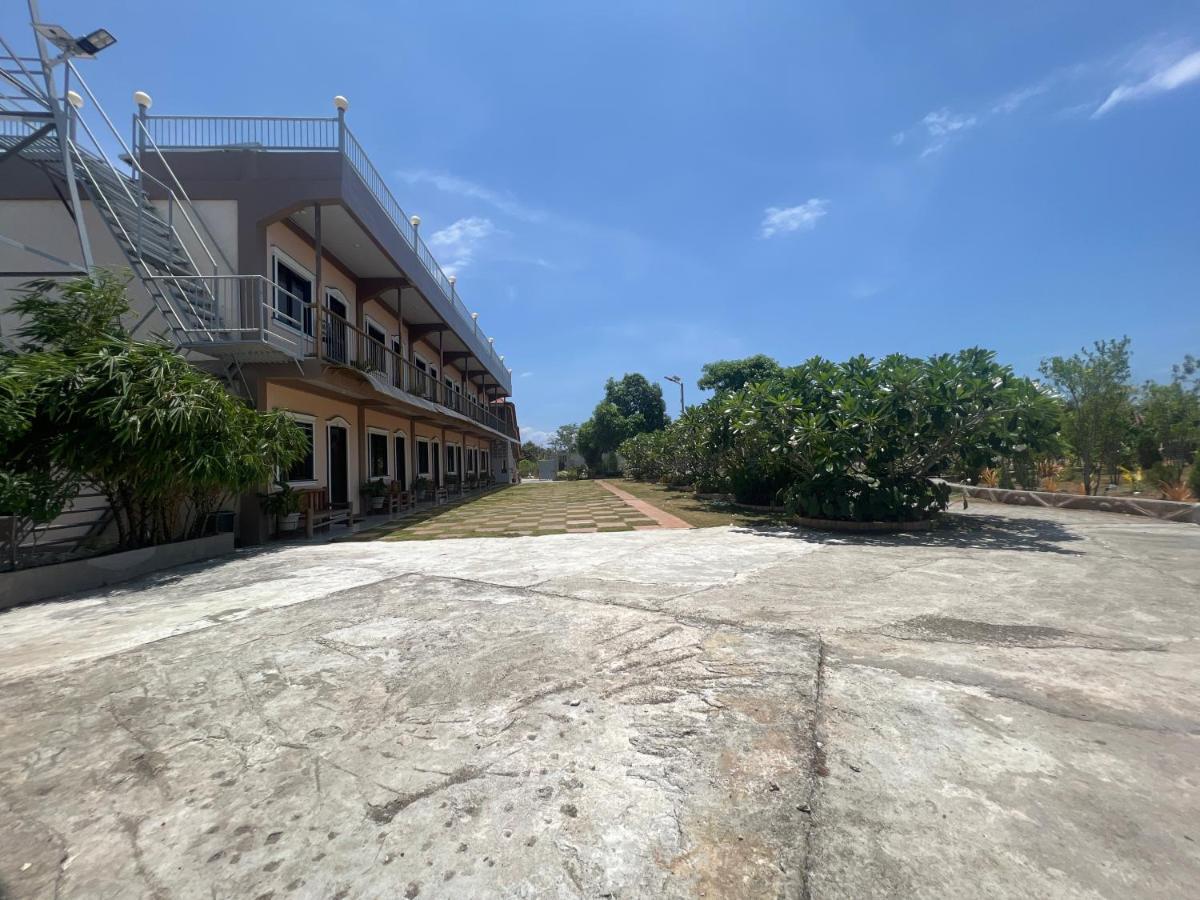 La Plumerias Moalboal Exterior photo