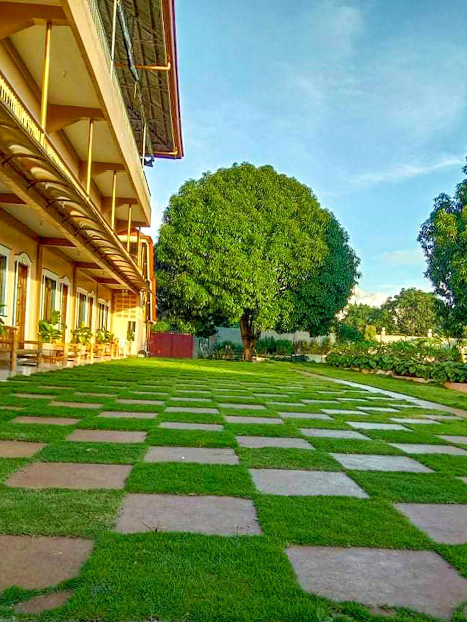 La Plumerias Moalboal Exterior photo
